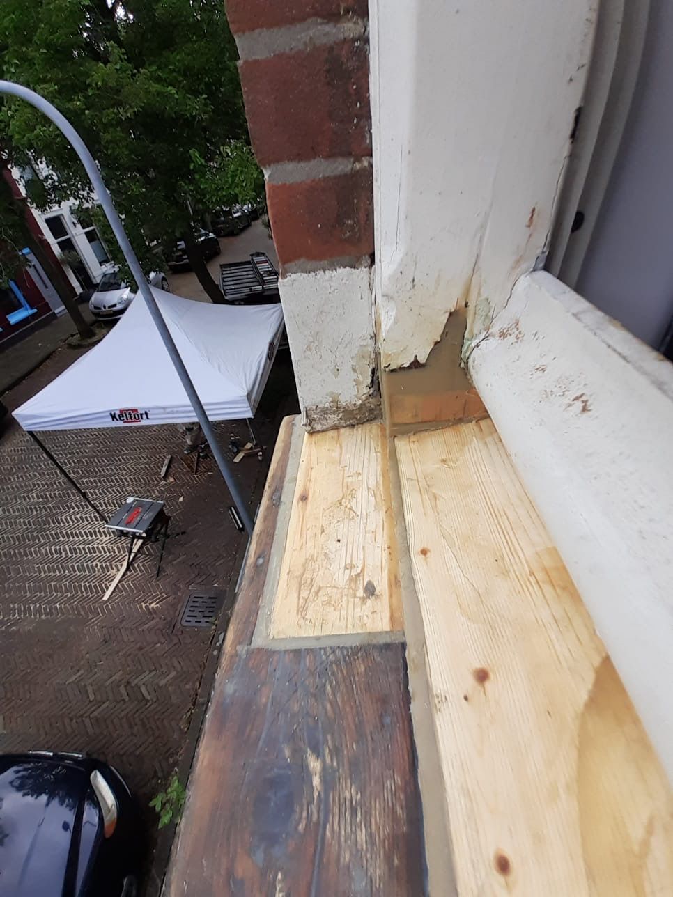 Houtrotherstel aan een raamdorpel