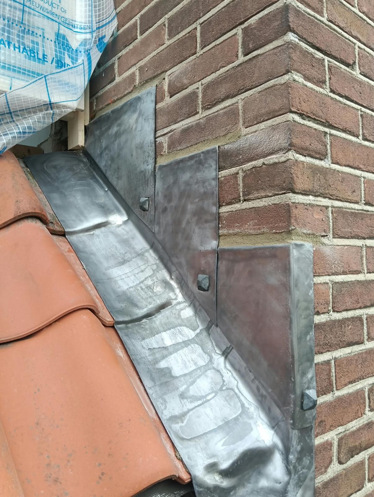 Nieuw loodwerk bij dakaansluiting