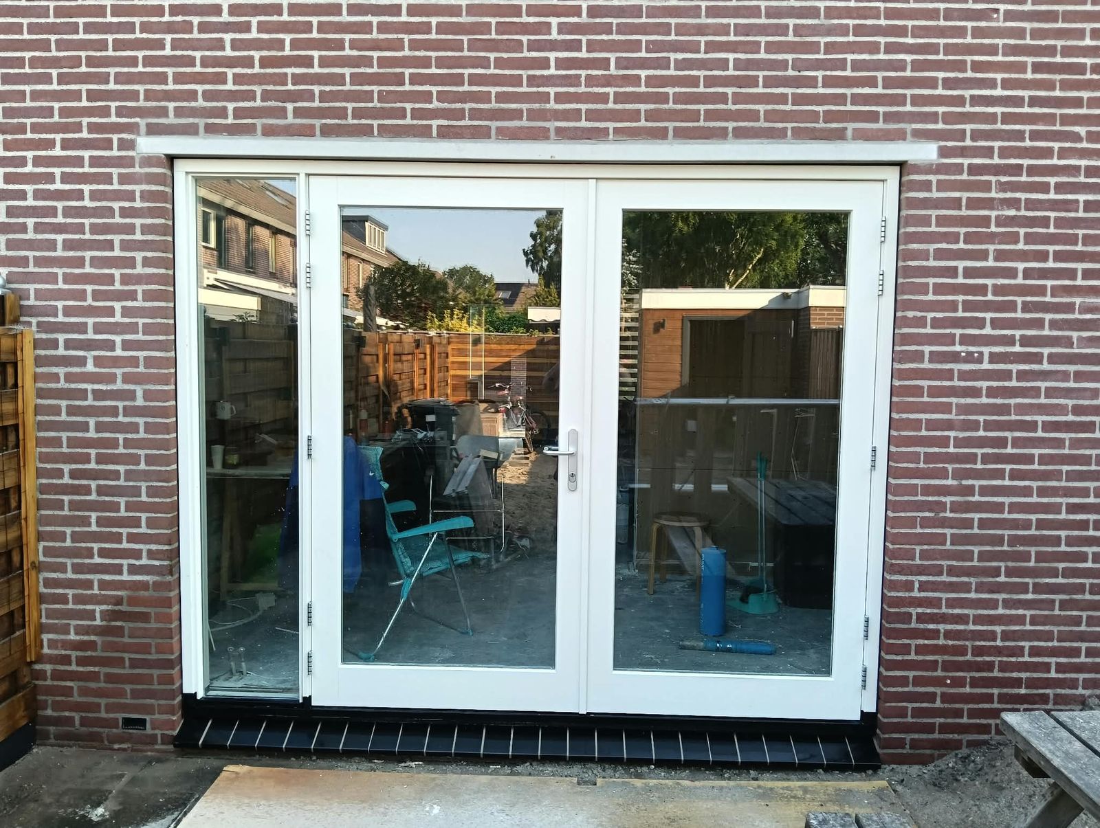 Nieuwe witte tuindeuren met zijlicht